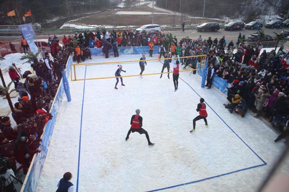 Snow volleyball